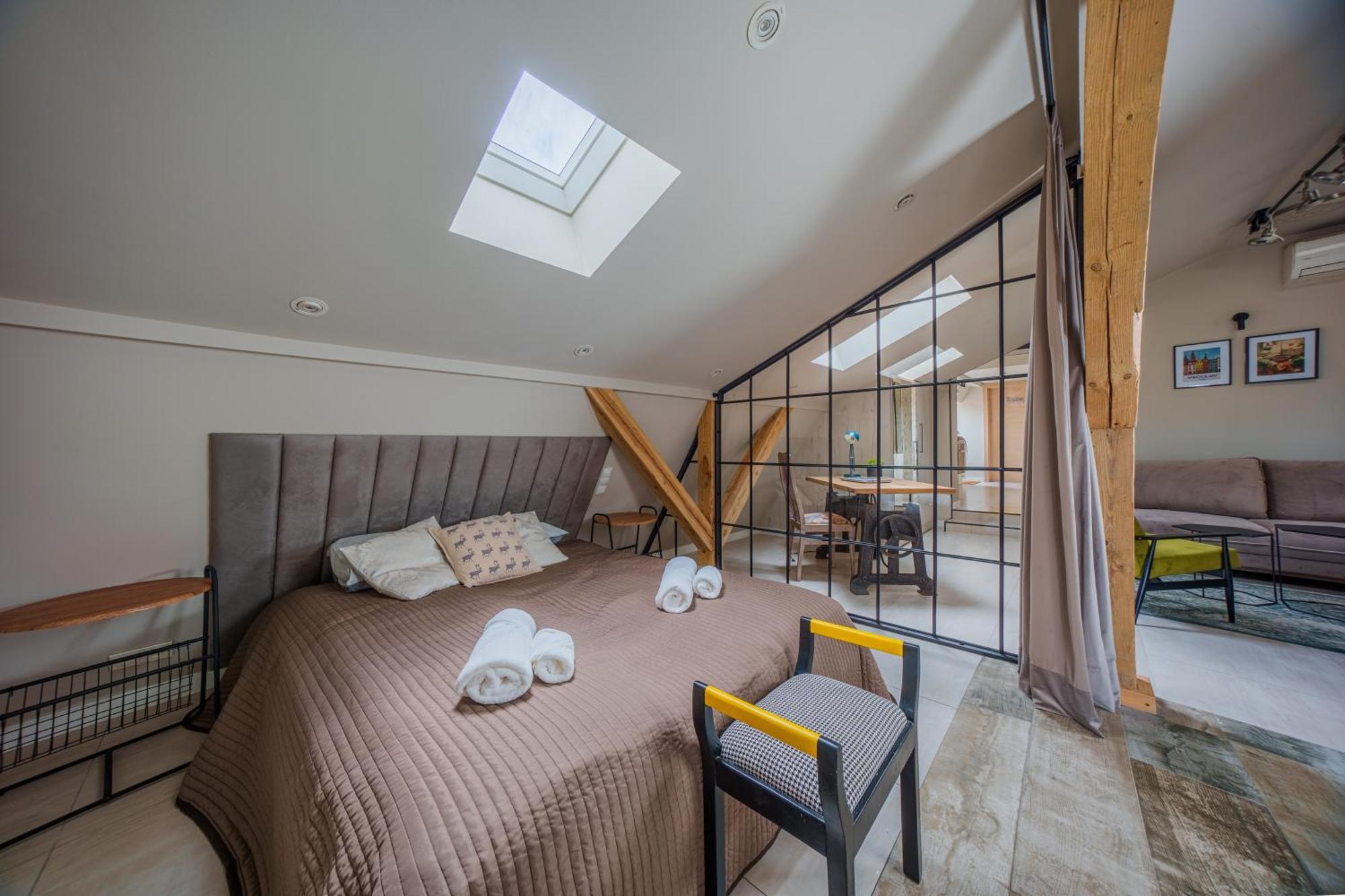 Golden Rooftop Apartment-oldtown